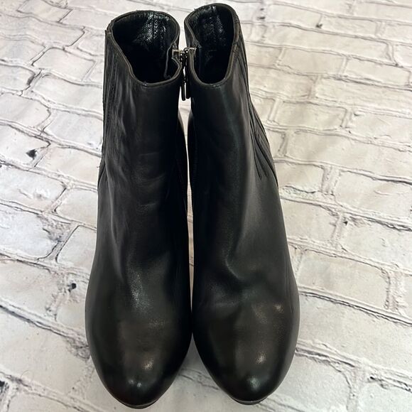 BCBG maxazria black leather ankle boots - Picture 5 of 13